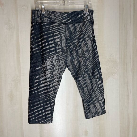 Under Armour black and grey capri length compression leggings, size XL - Picture 3 of 11